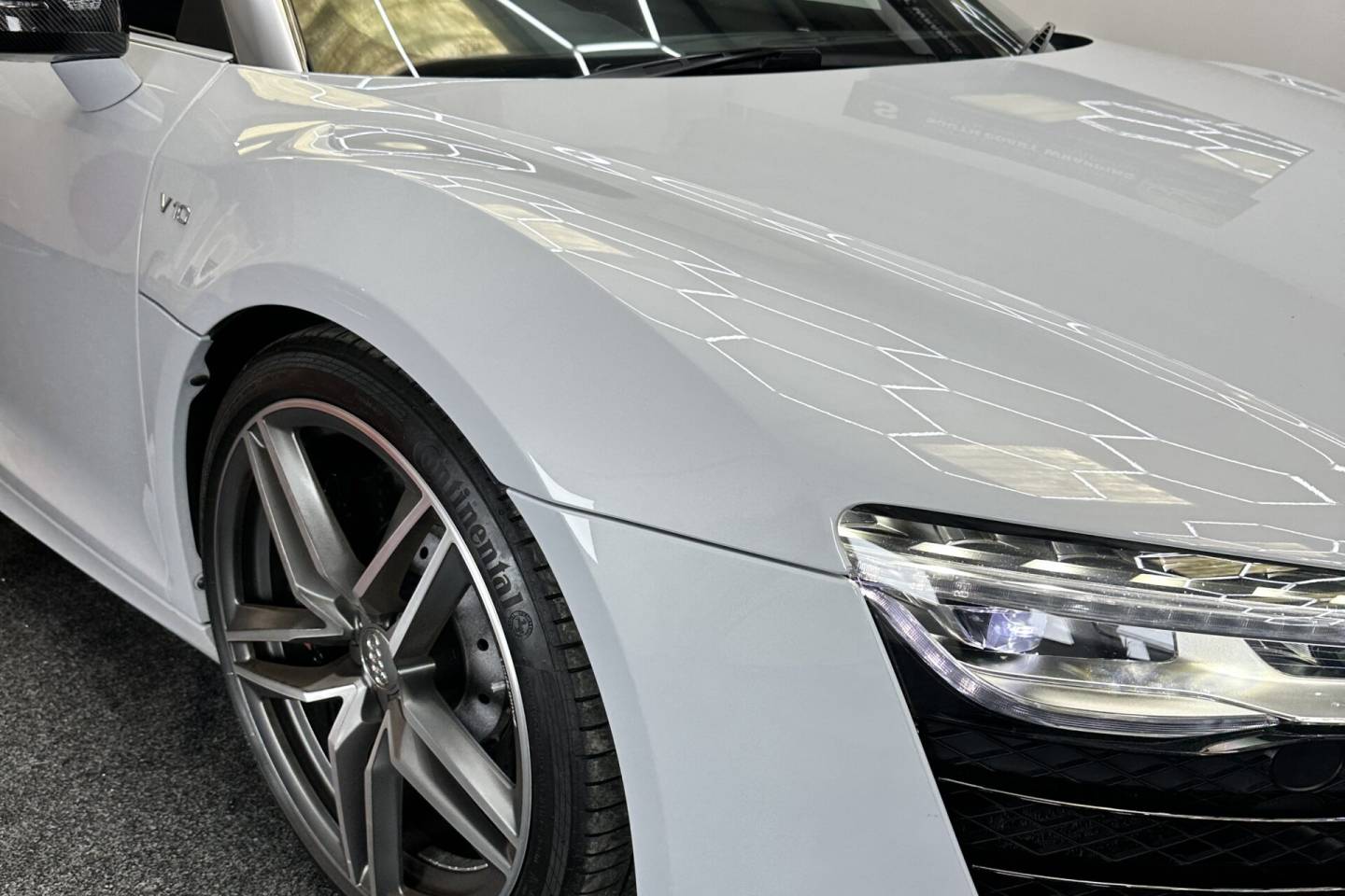 Audi R8 carbon-finish side pods and mirrors