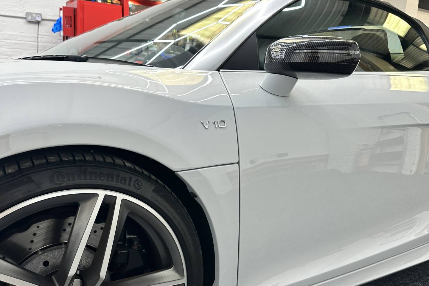 Audi R8 carbon-finish side pods and mirrors