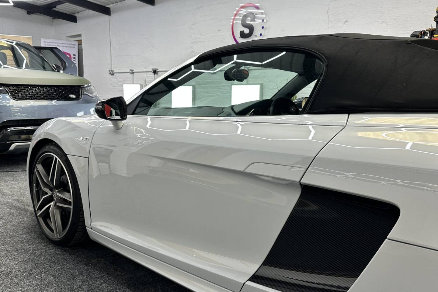 Audi R8 carbon-finish side pods and mirrors