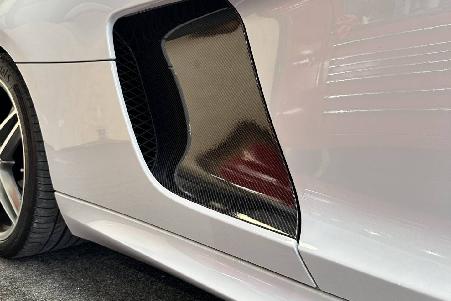Audi R8 carbon-finish side pods and mirrors