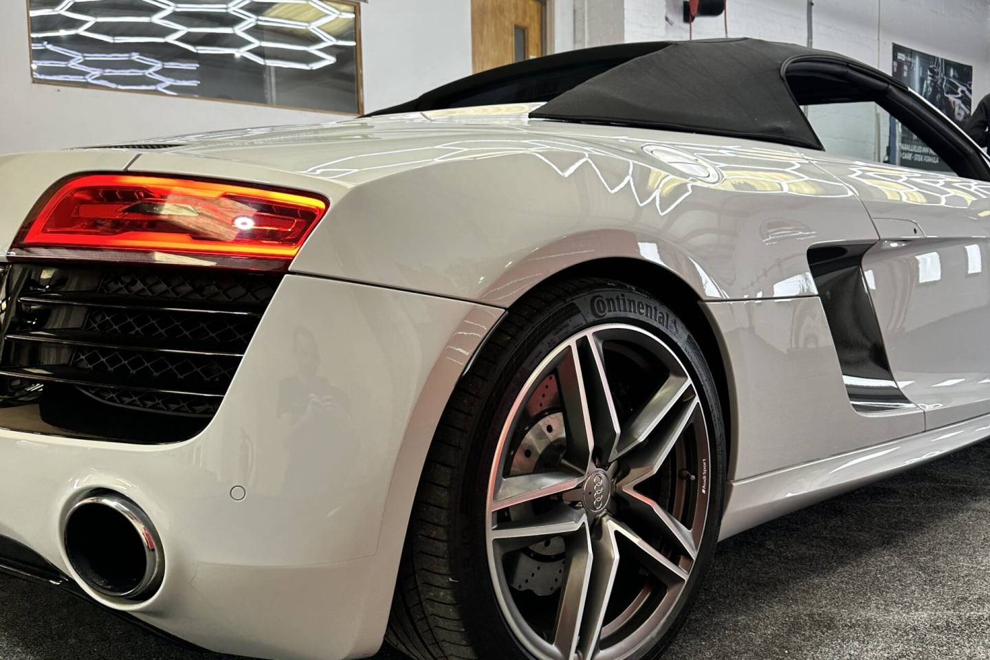 Audi R8 carbon-finish side pods and mirrors
