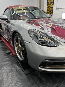Front wing and bonnet graphics on silver Porsche